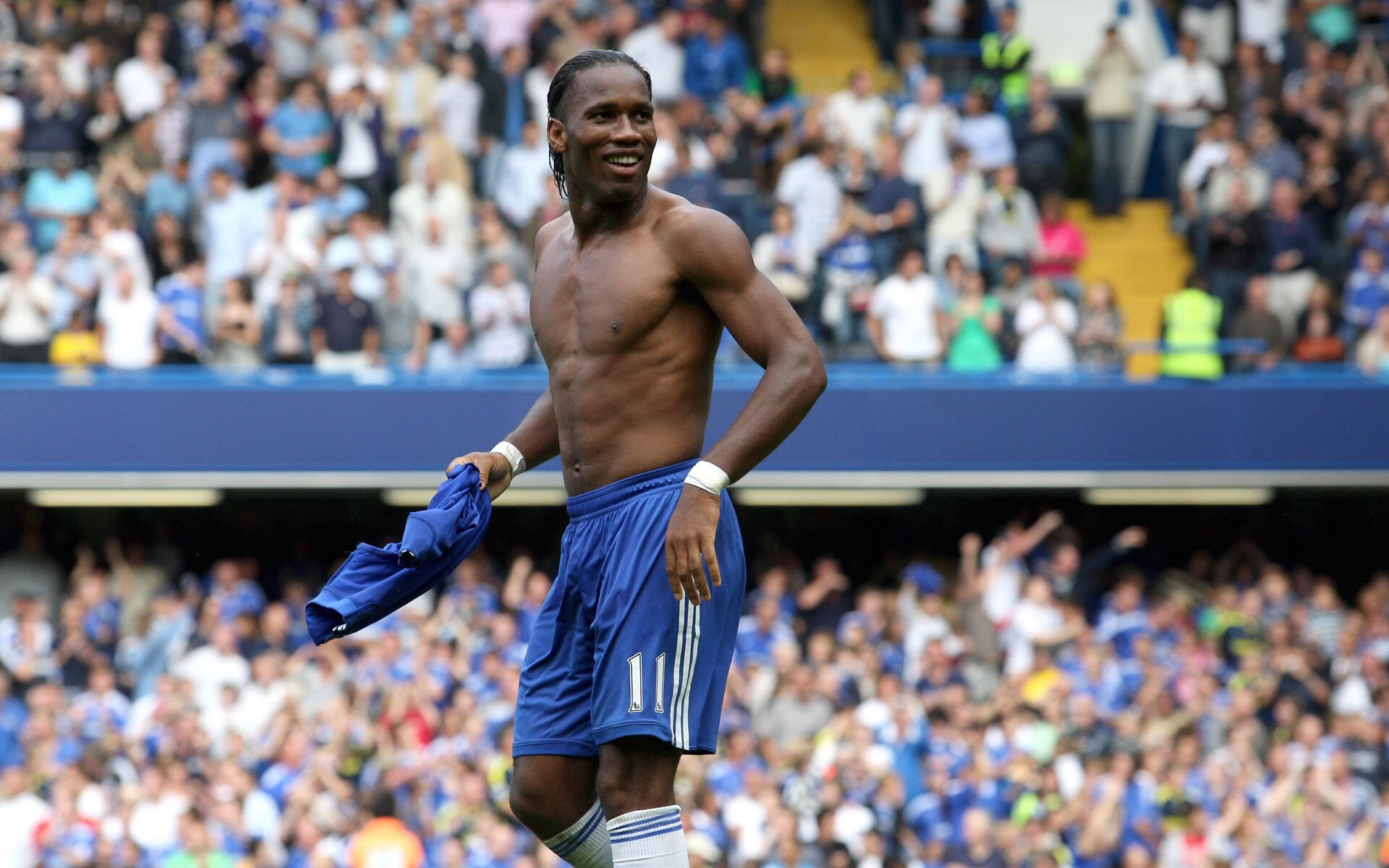 “飞盘竞技：三叉湖田径场为选手提供极速与精准的竞技舞台”